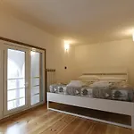 Lo Apartment *