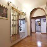 Lo Apartment *